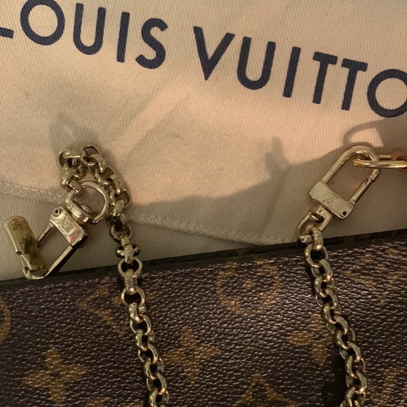 Authentic Luis Vuitton monogram pouch and LV chain totally authentic the chain - Picture 8 of 17